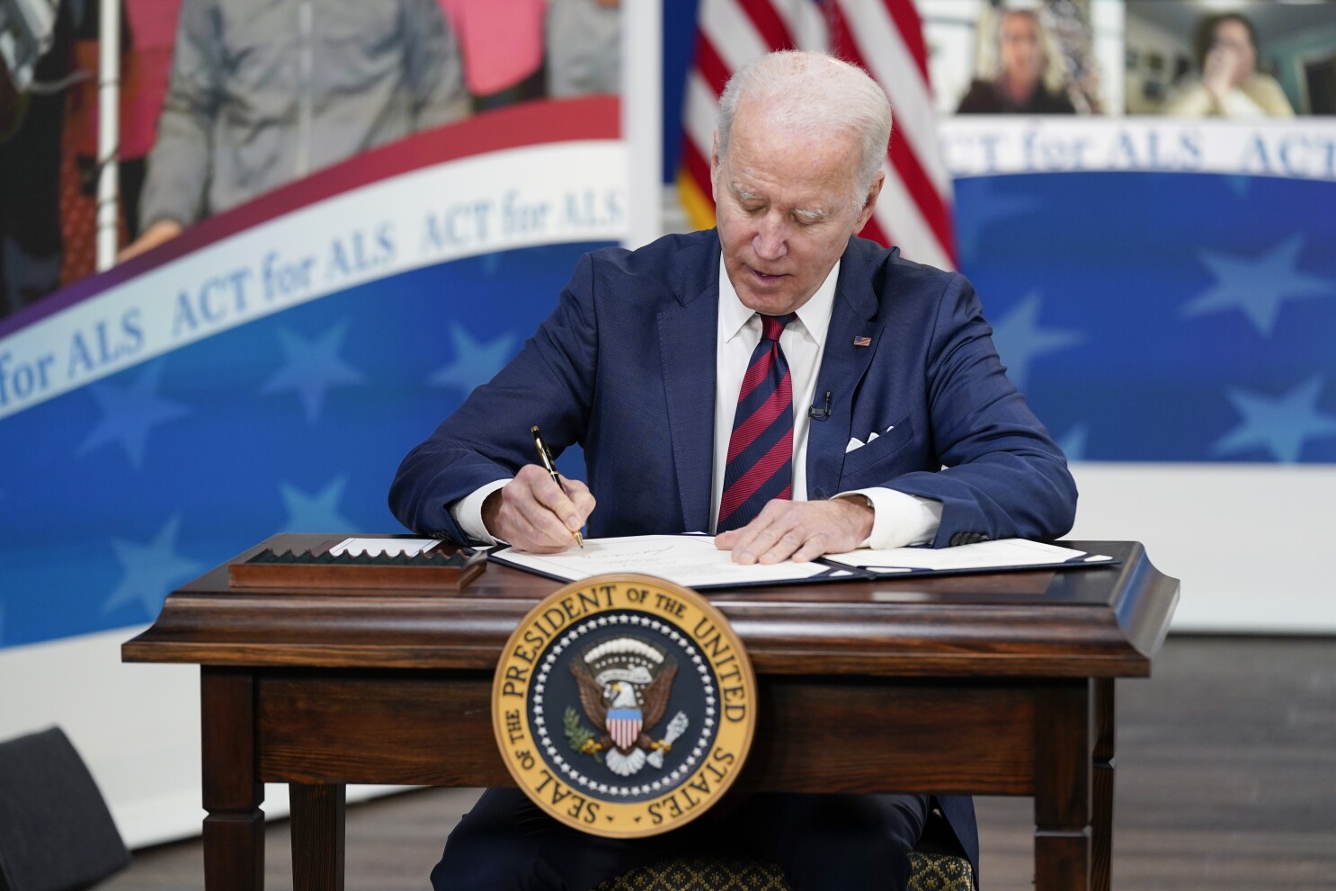 Joe Biden signe