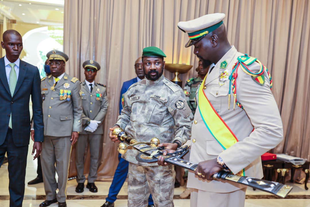 Mali : Le col. Doumbouya quitte Bamako avec un sabre et le titre de Grand-Croix