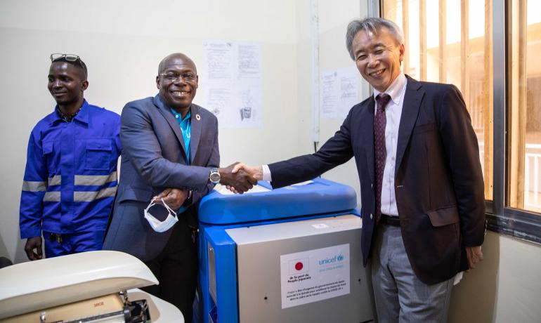 Le Japon et l’UNICEF contribuent à renforcer la livraison au dernier kilomètre des vaccins par un don d’équipements de chaîne du froid