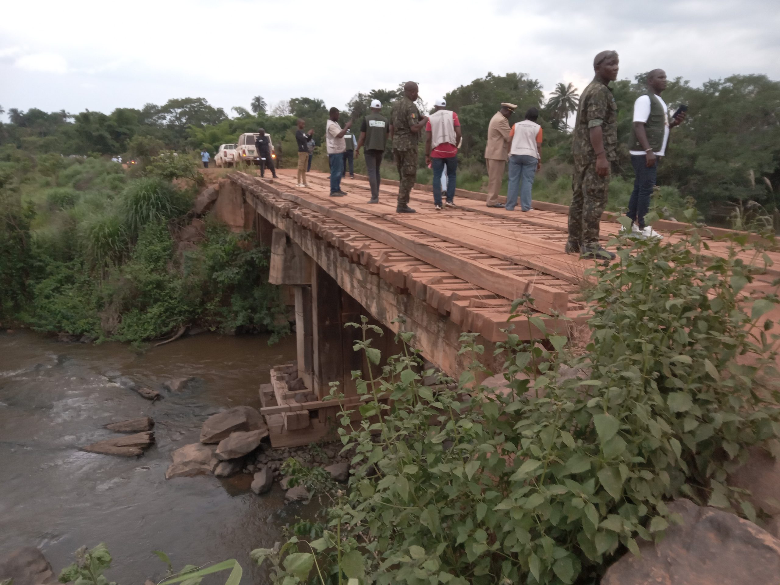 Tono : le directeur national du génie rural annonce la construction du vieux pont en bois, sur le fleuve Gouan.