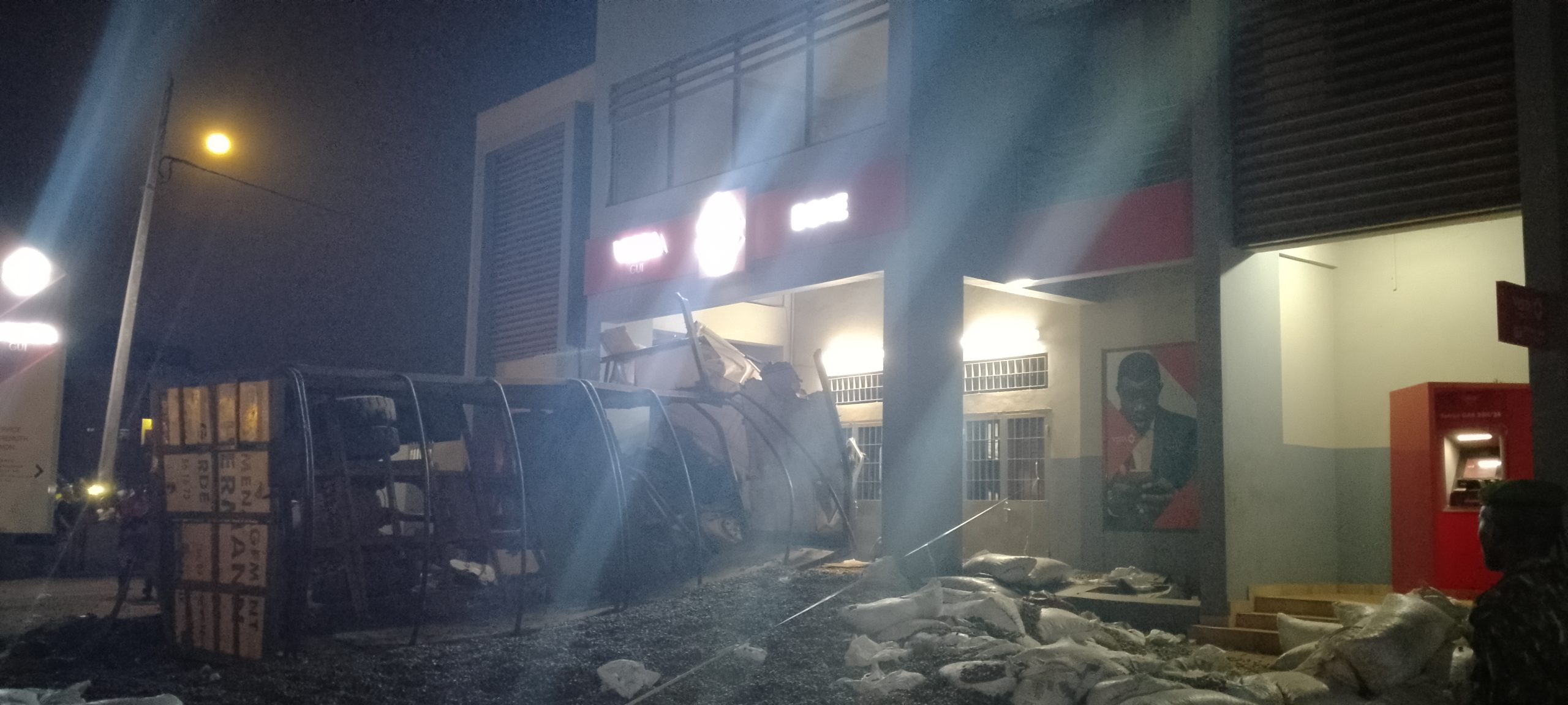 Un camion s’incruste dans une banque à Boké :  un mort et plusieurs blessés (bilan provisoire)