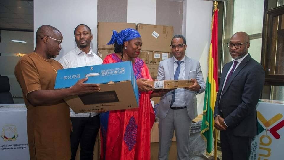 Promotion des NTIC: L’ANSUTEN fait un important don de matériel numérique à la radio rurale de Guinée et à l’ENSAC