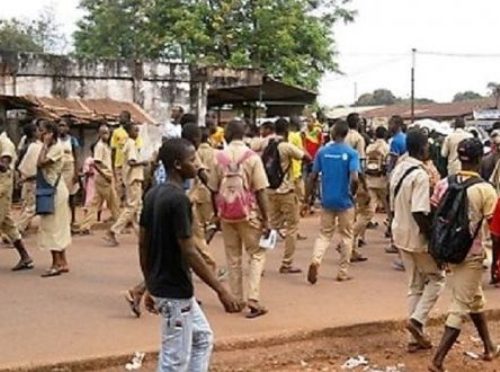 Urgent-Kaloum : des élèves dans les rues après l’interpellation d’un enseignant 