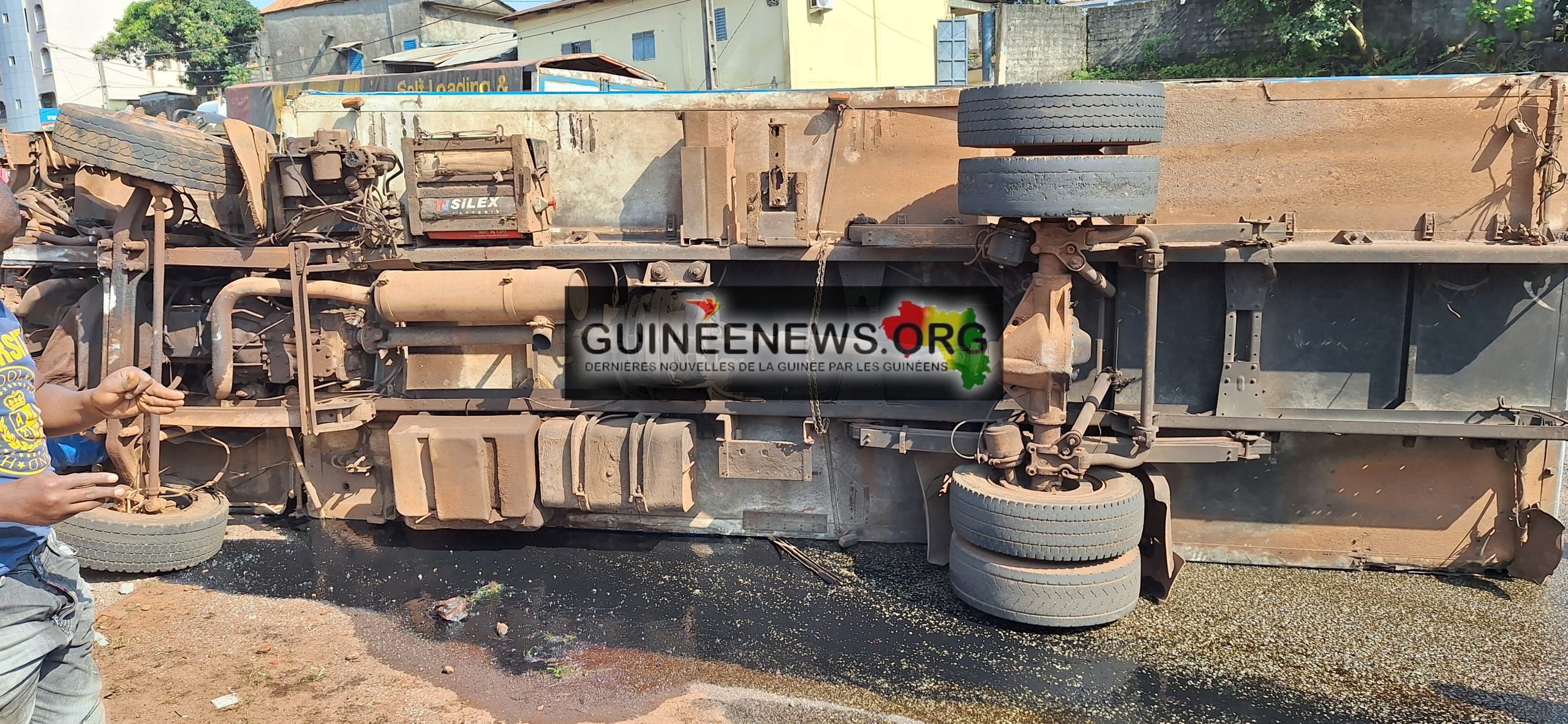 Gros embouteillage à Hamdallaye : un camion se renverse sur la route Le Prince et empêche la circulation