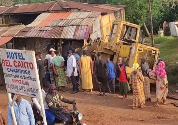 Coyah : des élèves grièvement blessés après l’irruption d’un bulldozer dans une cour familiale