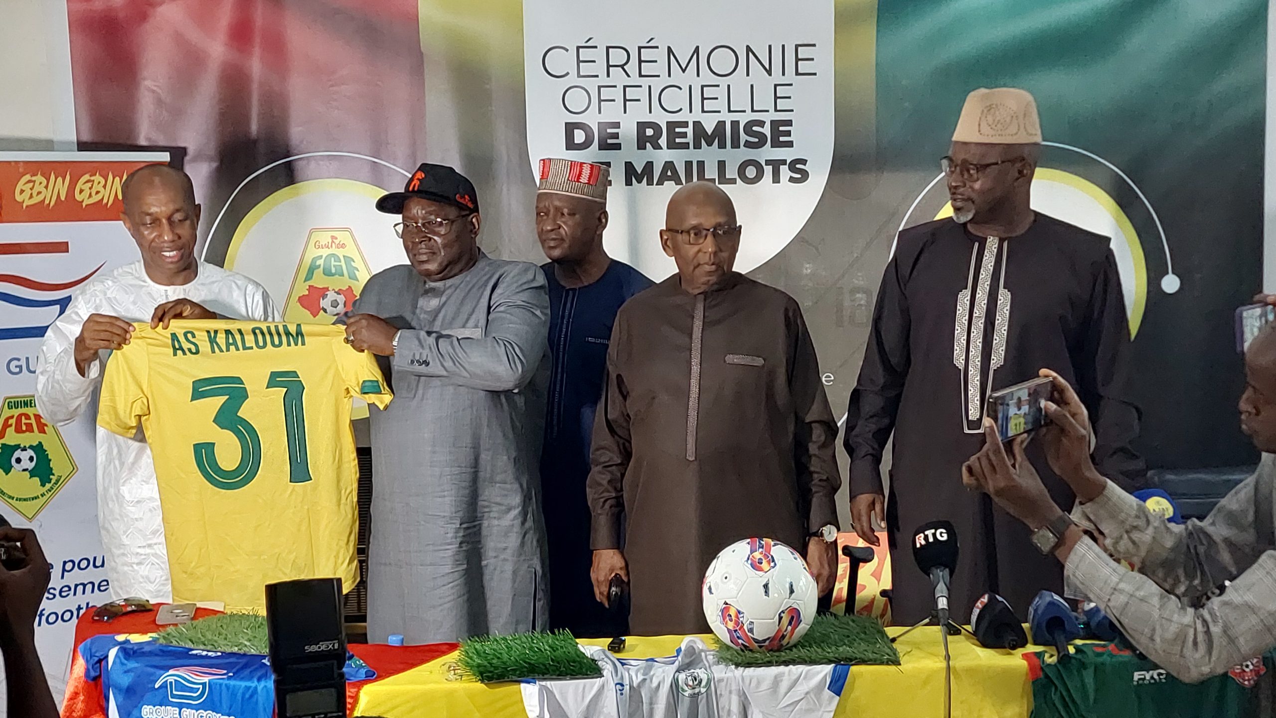 Ligue 1 : enfin des équipements pour les clubs et arbitres