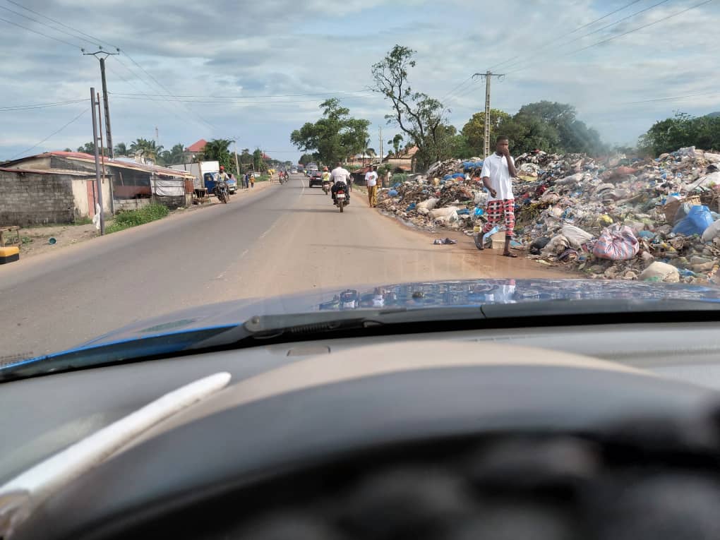 L’œil de Guineenews : le dépotoir d’ordures du km 5 (Dubréka), déborde et envahit la chaussée