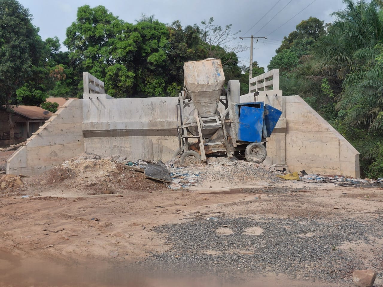 L’œil de Guineenews : route Dioumaya Doyama, vers Falessadé, les travaux d’aménagement gagneraient à être relancés de toute urgence