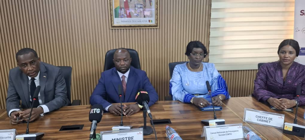 Sécurité sociale : la Guinée signe une convention historique entre la CNSS et la CNPS