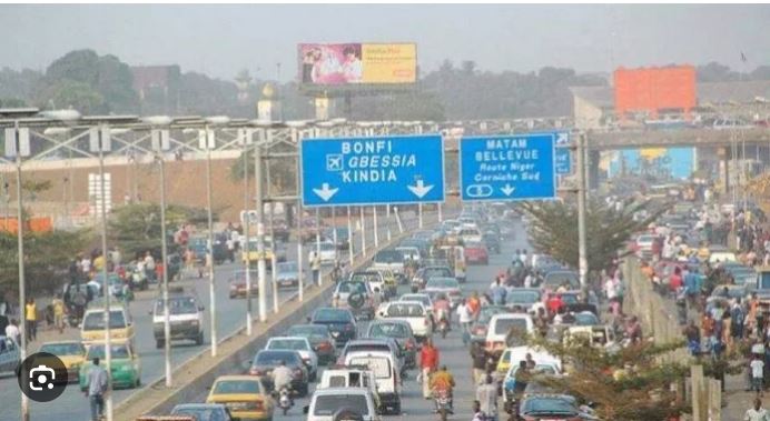 Conakry : des “cercueils ambulants” continuent de transporter des milliers d’usagers