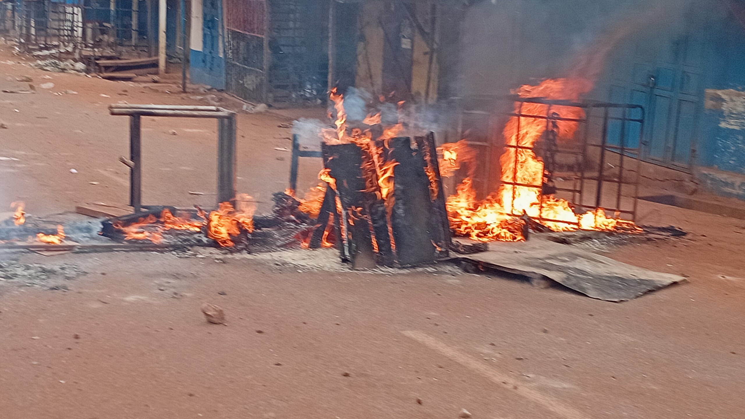 Siguiri : Émeutes après l’arrestation d’Ali Thiam – plusieurs blessés et de nombreux dégâts matériels