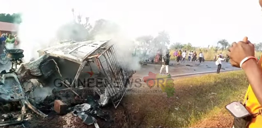 Accident mortel sur l’axe Kindia–Conakry : un camion-benne et un minibus calcinés, six morts et plusieurs blessés (bilan provisoire)