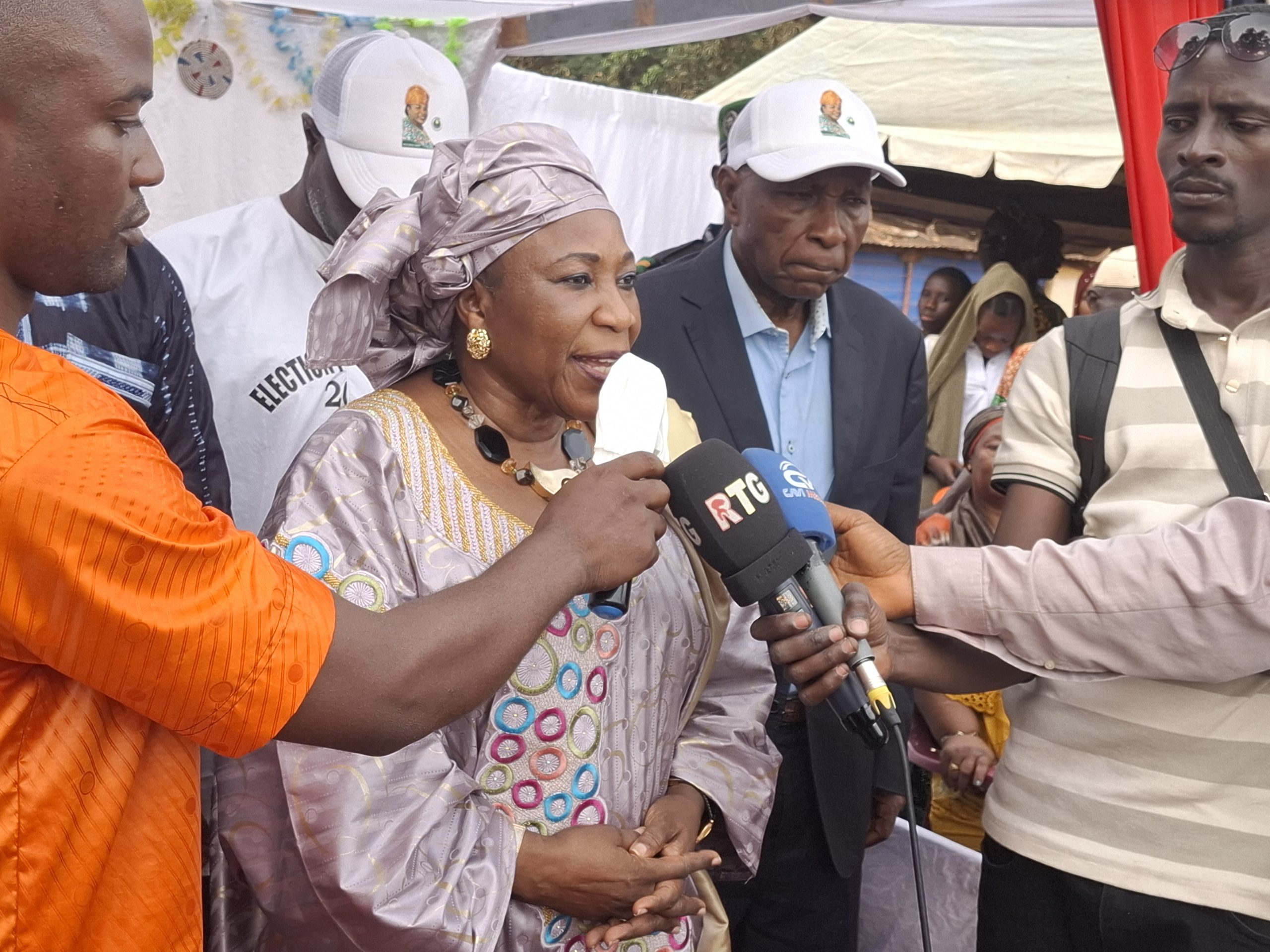 Boké : 3e étape de la campagne présidentielle, Hadja Makalé Camara du FAN à Kakandé, une mobilisation placée sous le signe de l’unité, du développement et de l’émancipation des femmes