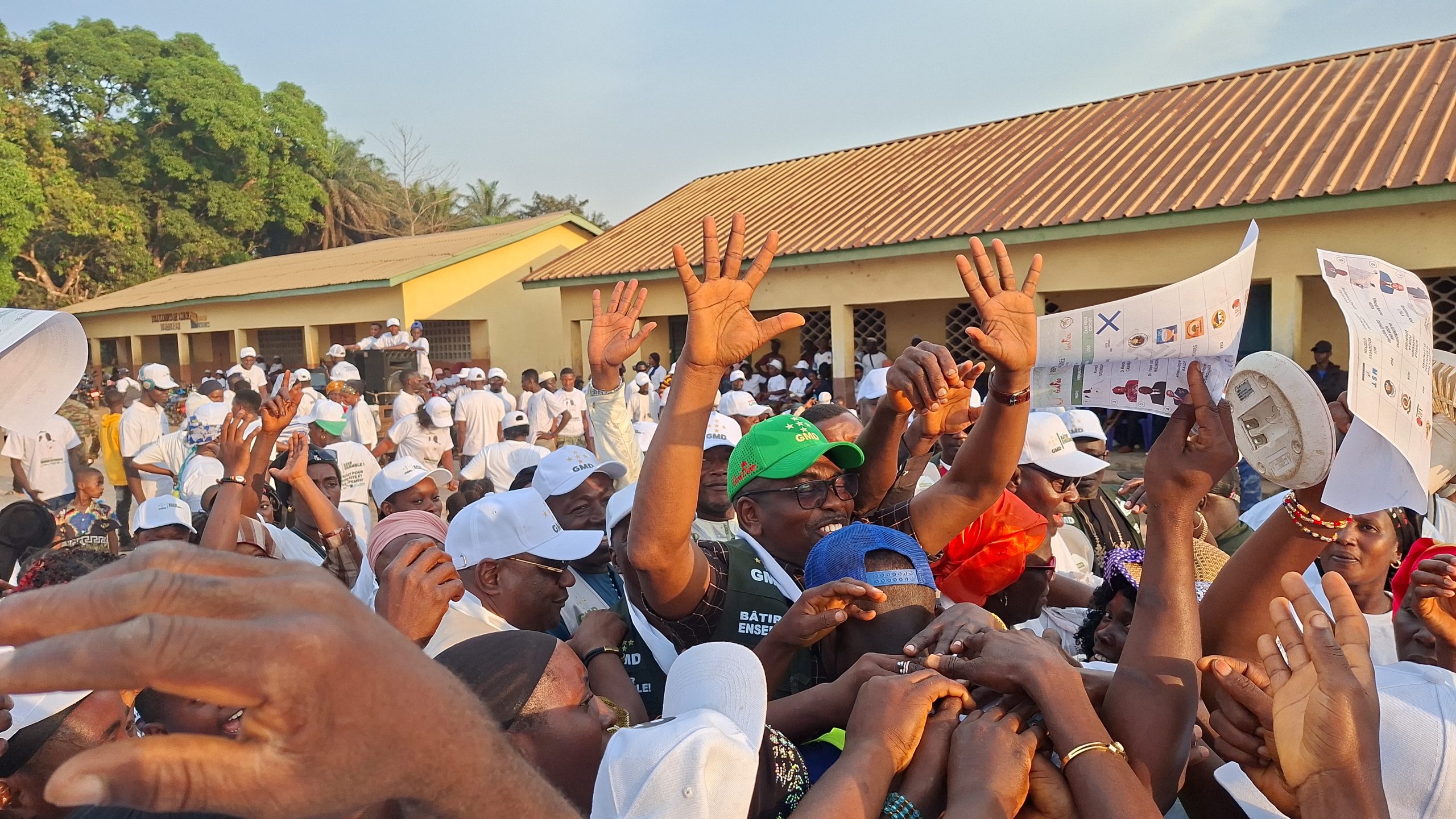 Ferveur populaire à Soumbouyadi : Le bastion de Tamita scelle un pacte de fidélité avec Mamadi Doumbouya