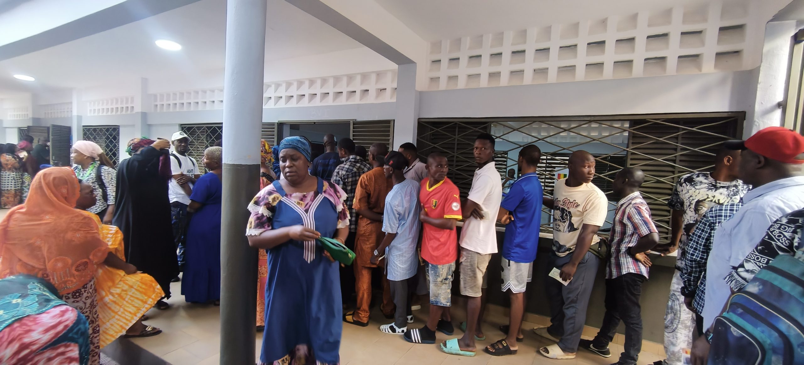 Présidentielle 2025 : forte mobilisation au centre de vote de l’école des Sourds-muets de Boulbinet