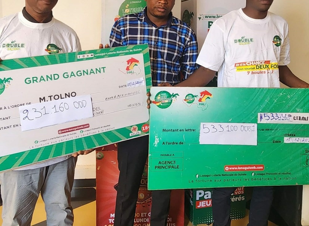 Jeux de hasard : la LONAGUI remet deux chèques géants à des parieurs