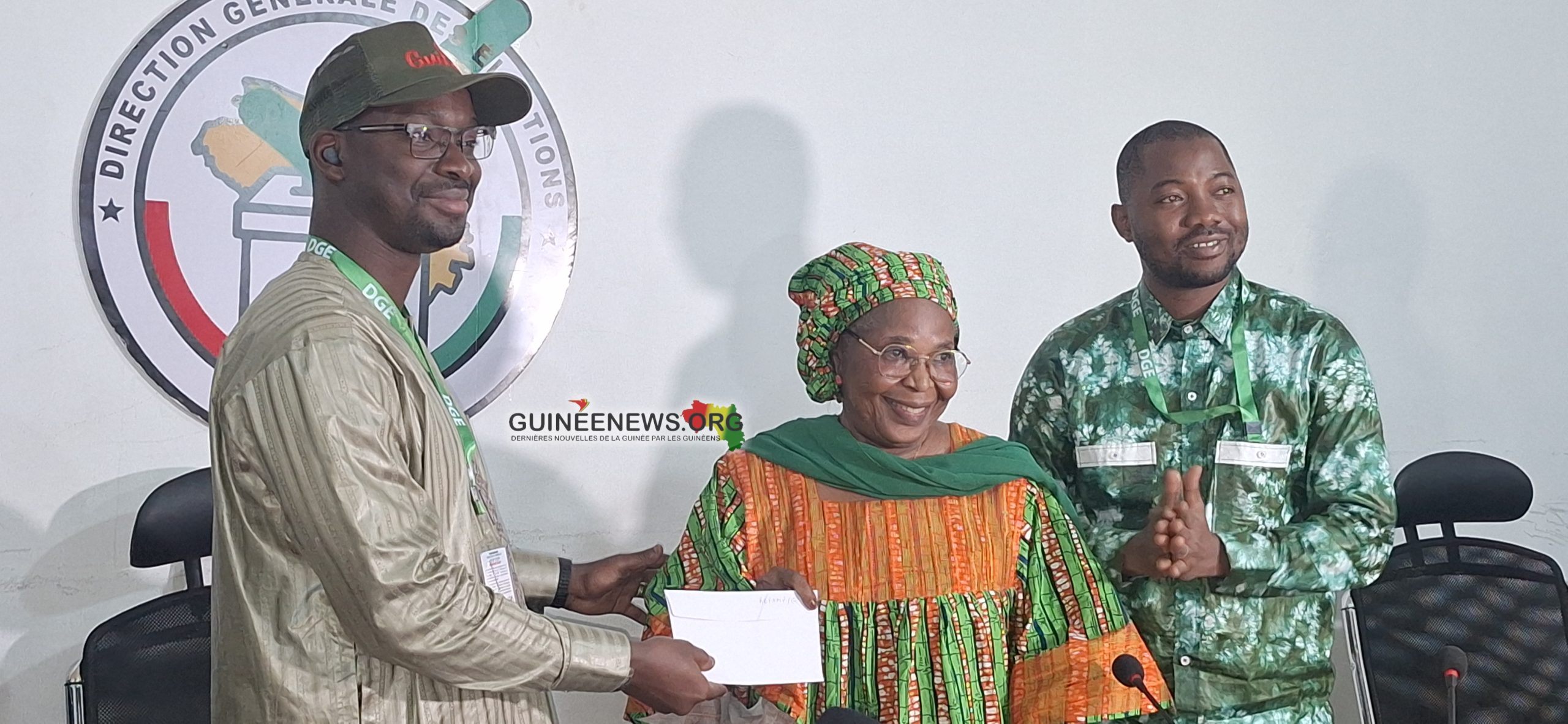 Campagne électorale 2025 : la DGE remet des chèques à des organisations de la société civile