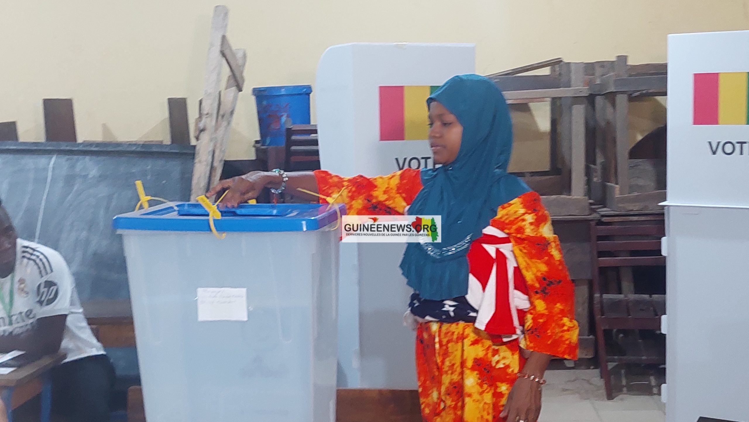 Présidentielle 2025 : Ouverture du scrutin à Kaloum, les premiers électeurs s’expriment