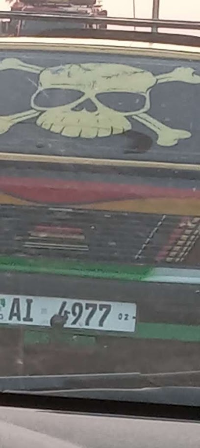 L’œil de Guineenews : tête de mort, sur la vitre arrière d’un taxi !