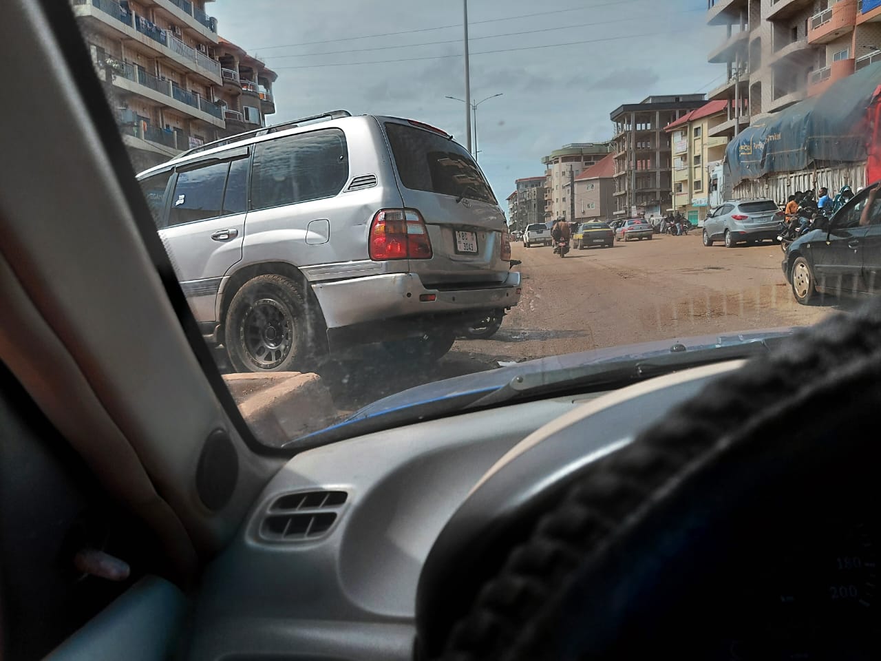 L’œil de Guineenews : alerte, danger ! Un véhicule coupe la route, de travers !