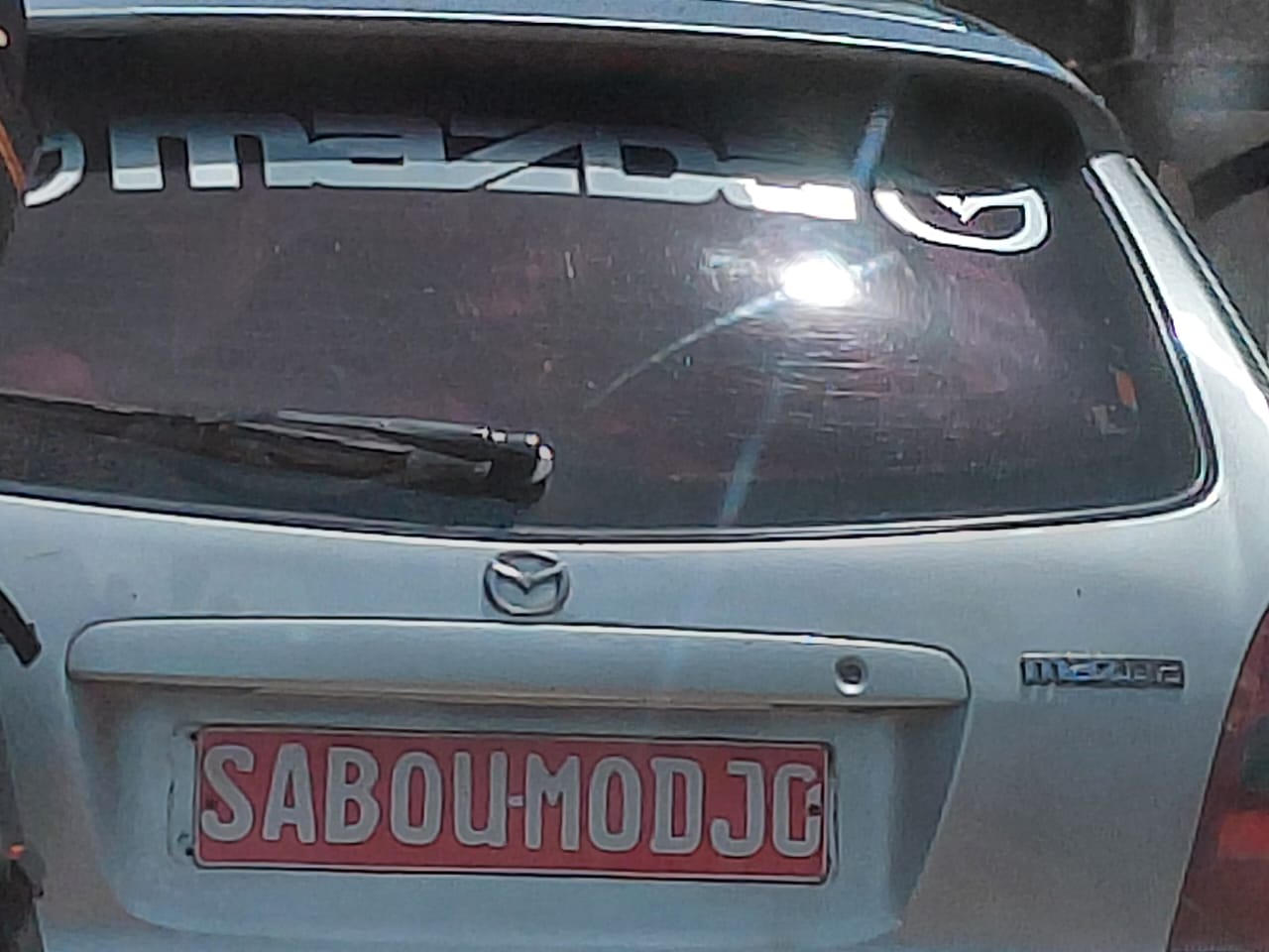 L’œil de Guineenews : quand un véhicule non immatriculé adopte une plaque fantaisiste et fait du clando