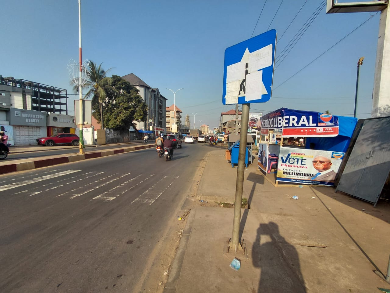 L’œil de Guineenews : quand on s’active, de plus en plus, à dévoyer le rôle pourtant bien connu, des panneaux de signalisation