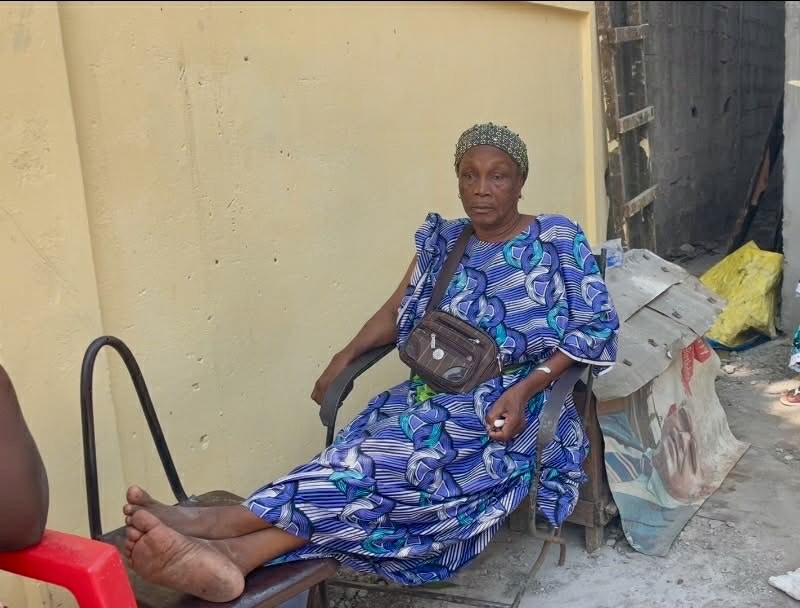 Abandonnée après 30 ans de service : la révolte silencieuse d’une ex-balayeuse de 70 ans