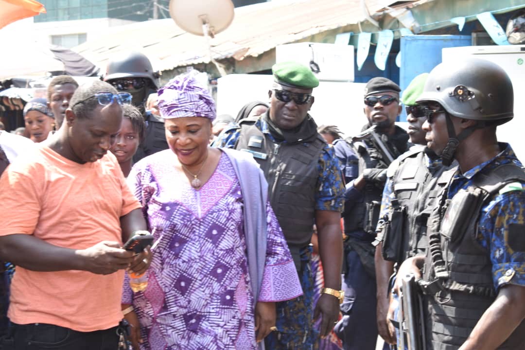 Présidentielle 2025 : En tournée à Kaloum, Hadja Makalé Camara va à la rencontre des femmes dans les marchés