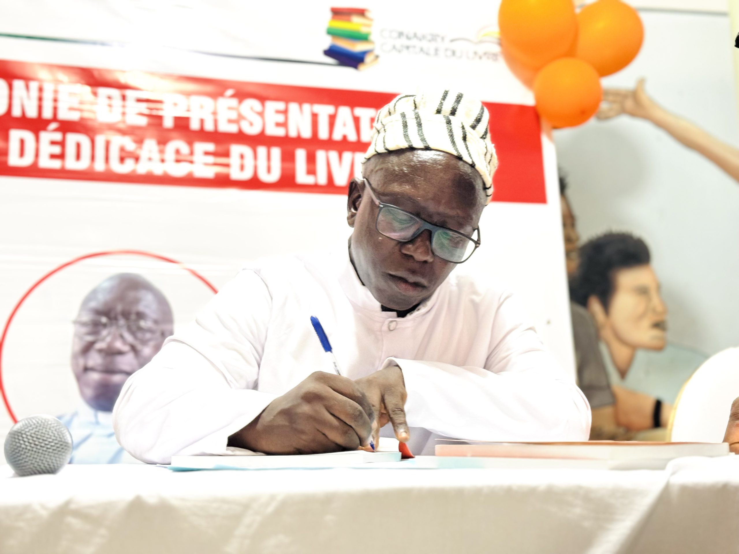 Littérature : Paul Tamba Kamano dédicace « La Beauté Morale de la Politique »