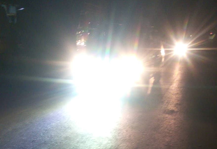 Accidents mortels en rase campagne : des phares blancs d’une intensité hors normes, mis à l’index !