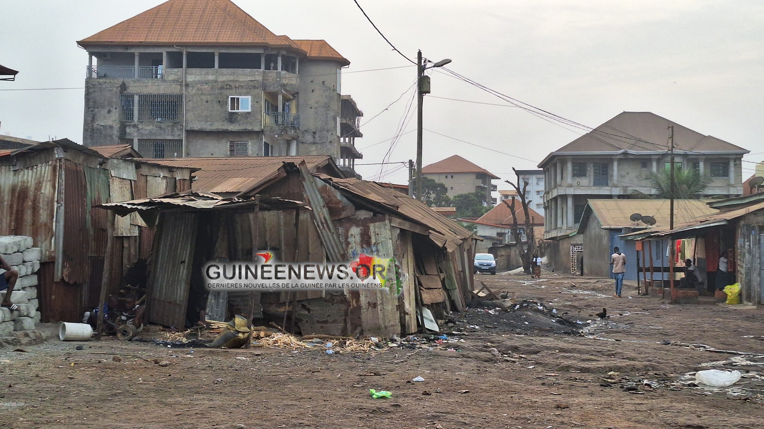 Ateliers, restaurants et toilettes en tôles à Conakry : l’autre réalité qui contraste avec le visage d’une capitale, appelée autrefois  »perle de l’Afrique de l’ouest »