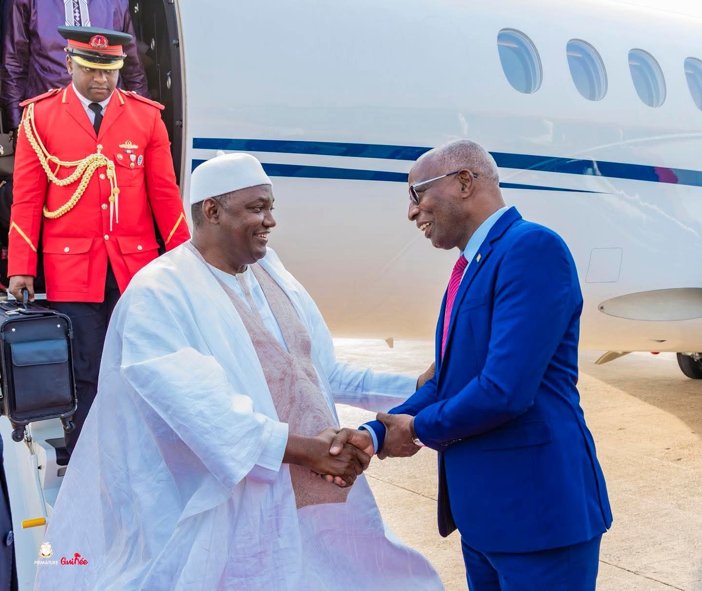 Investiture de Mamadi DOUMBOUYA : Adama Barrow de la Gambie et plusieurs personnalités africaines accueillis à Conakry