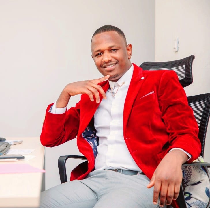 Guinée : l’humoriste Rigel Gandhi sacré lauréat de la 11ᵉ édition du Prix RFI Talents du Rire 2025