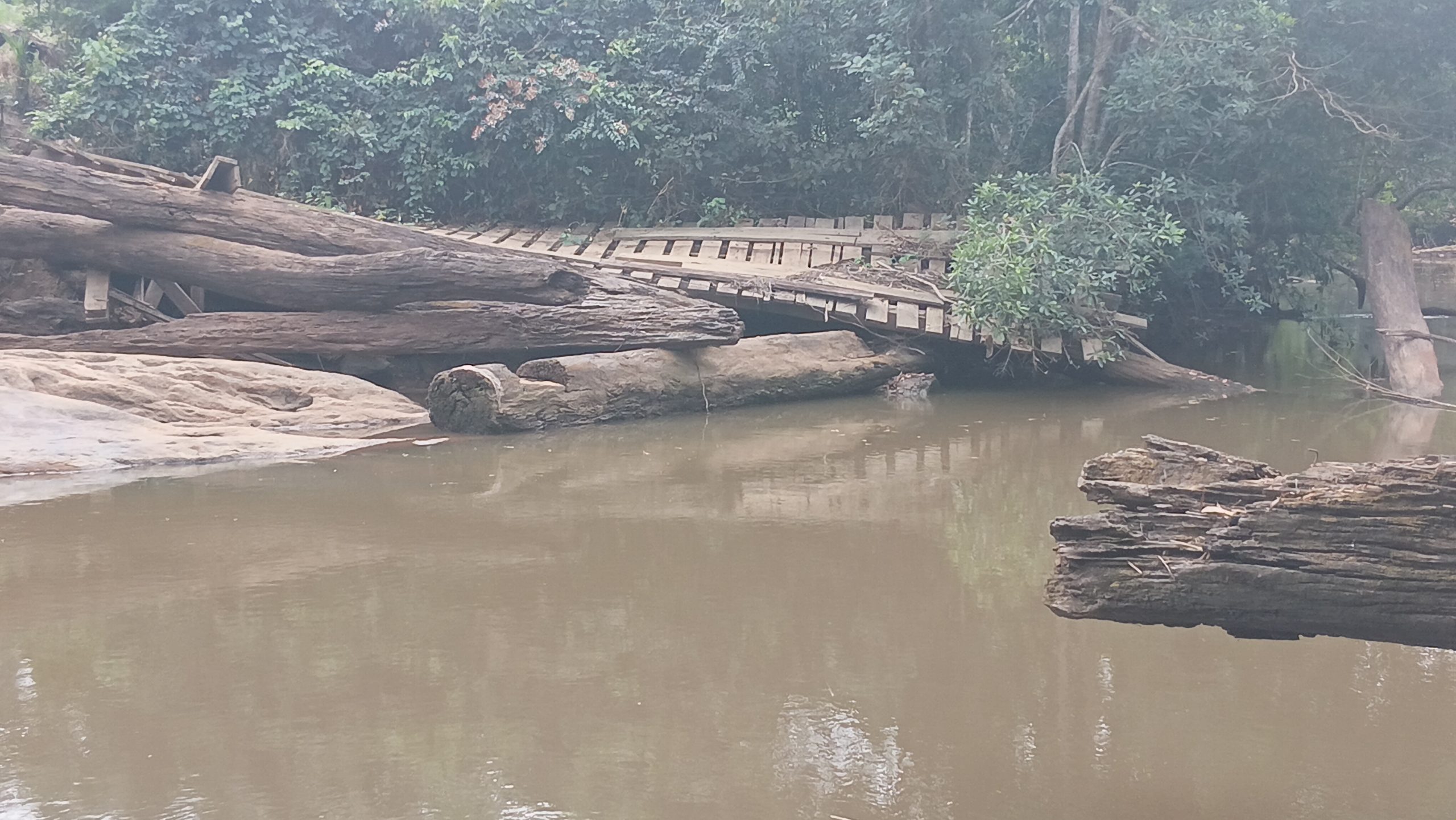 Lola : l’axe N’Zoo–Gbè coupé, le calvaire des producteurs de cacao faute de pont