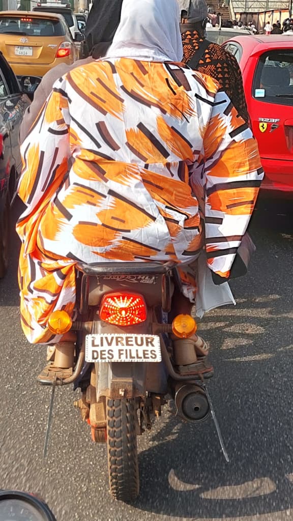 L’œil de Guinenews : au lieu d’immatriculer son engin, ce motocycliste a plutôt préféré afficher la plaque que voici