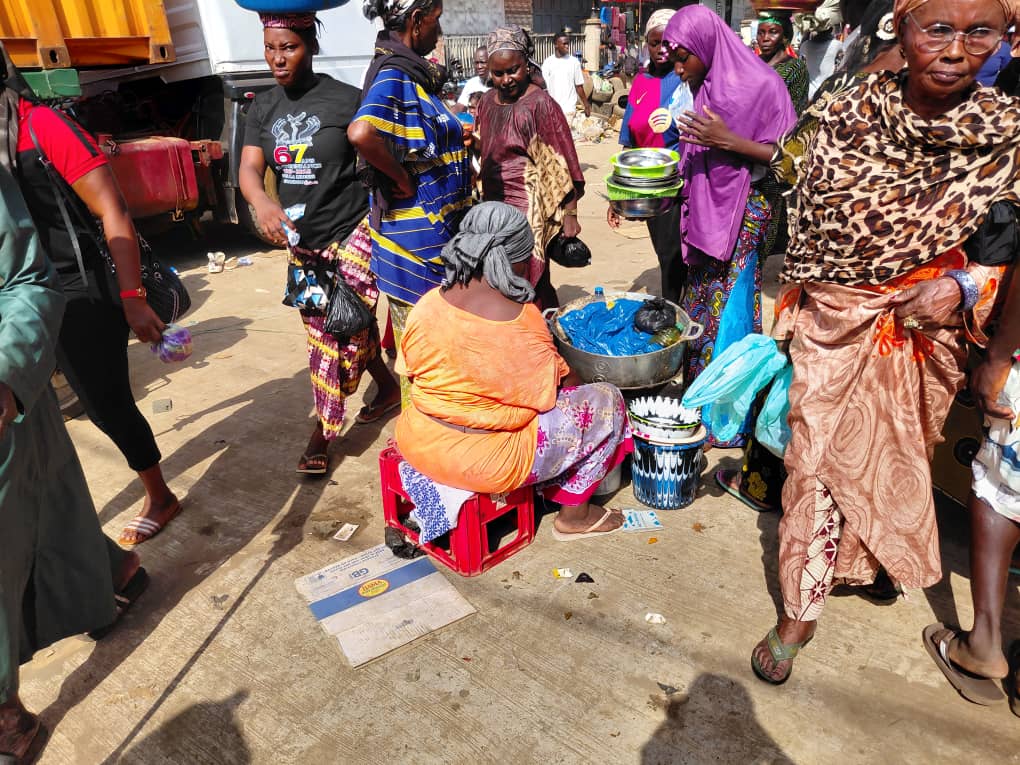 L’œil de Guineenews : un restaurant sur la route, en plein marché !