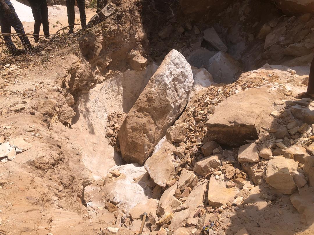 Drame dans une carrière de sable à Lélouma : une femme meurt écrasée par un bloc de pierre à Balaya 