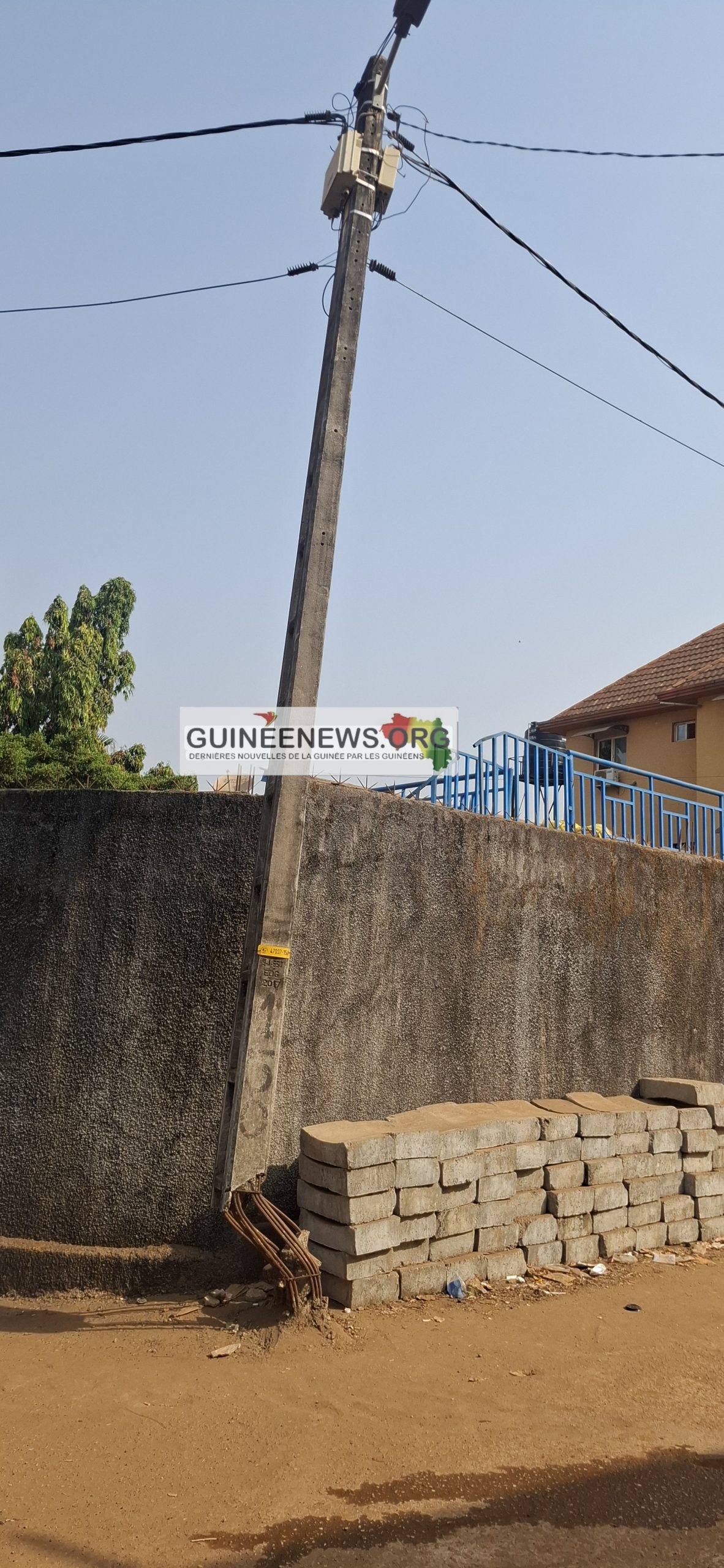 Lambanyi : un poteau électrique défectueux menace la sécurité des habitants