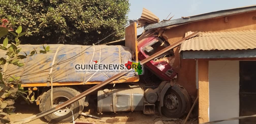 Kindia: un camion hors de contrôle percute une concession et tue une fillette