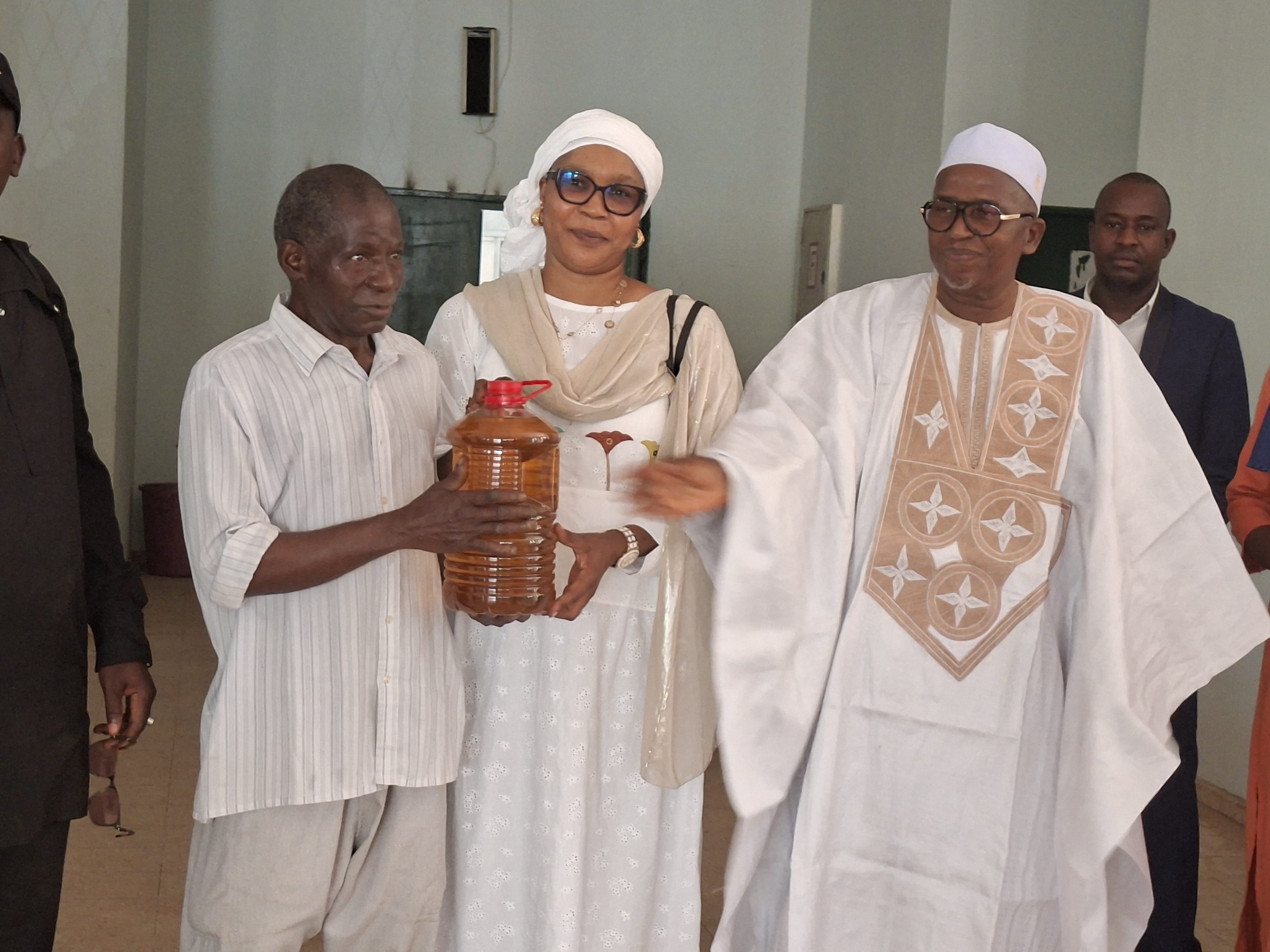 Ramadan : au Centre islamique de Donka, la Banque Islamique de Guinée offre 250 kits alimentaires aux foyers