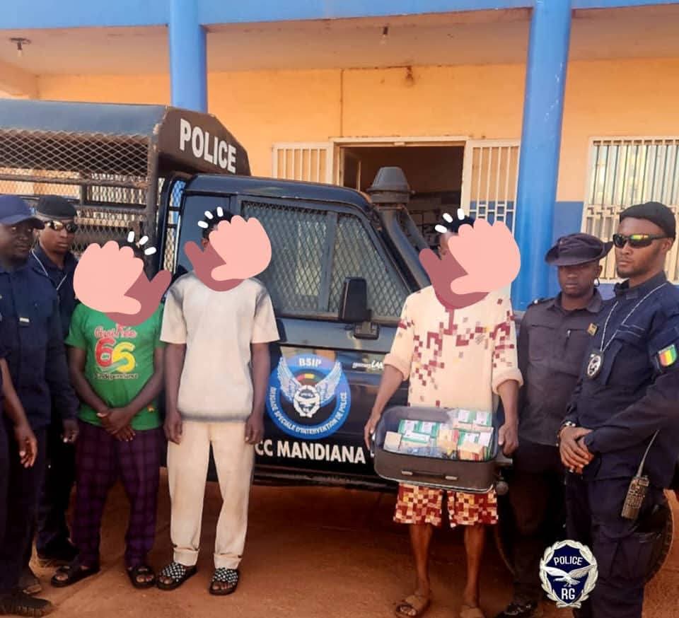 Faux médicaments : la police saisit plus de 4 500 comprimés psychotropes et interpelle trois suspects