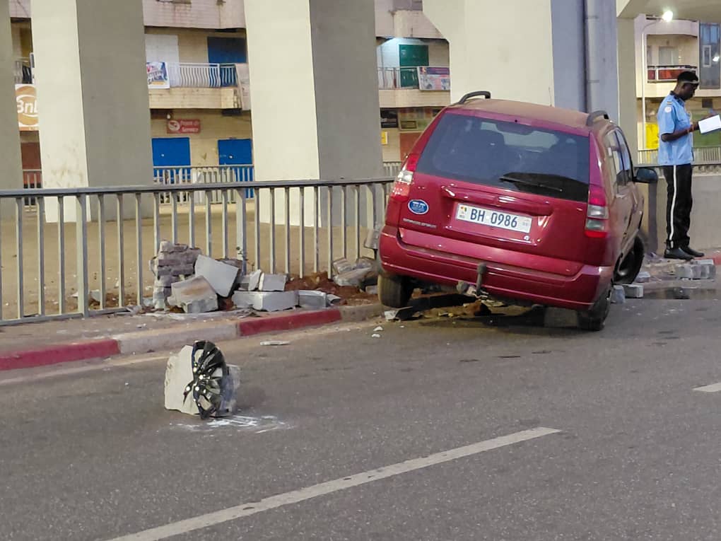 L’œil de Guinéenews : tôt ce matin, une voiture, en provenance de Cosa est venue s’encastrer sous le pont Bambeto