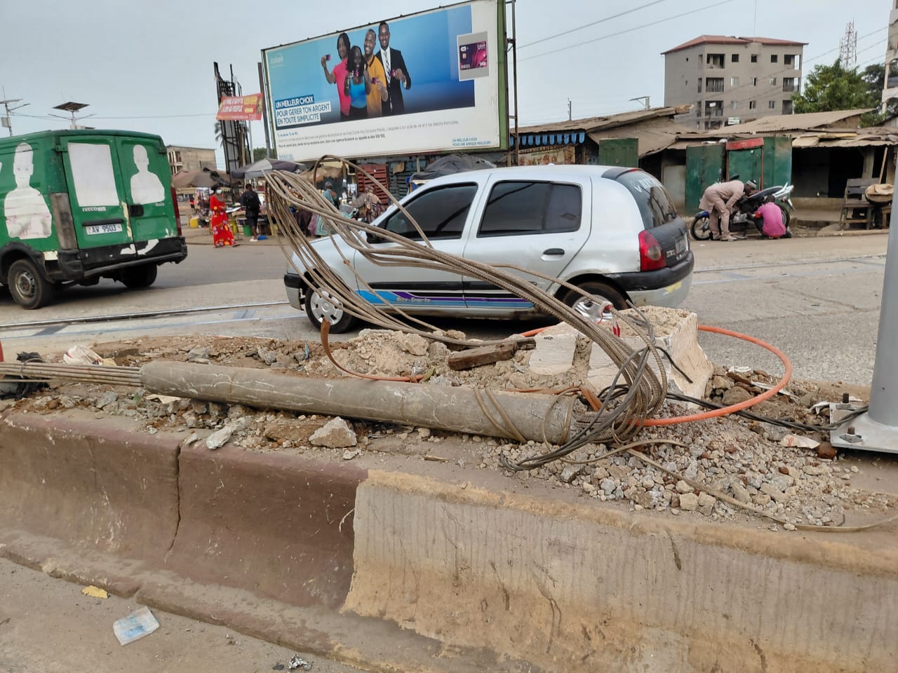 L’œil de Guinéenews : ce bris de pylône sur la route devrait interpeller quiconque le voit