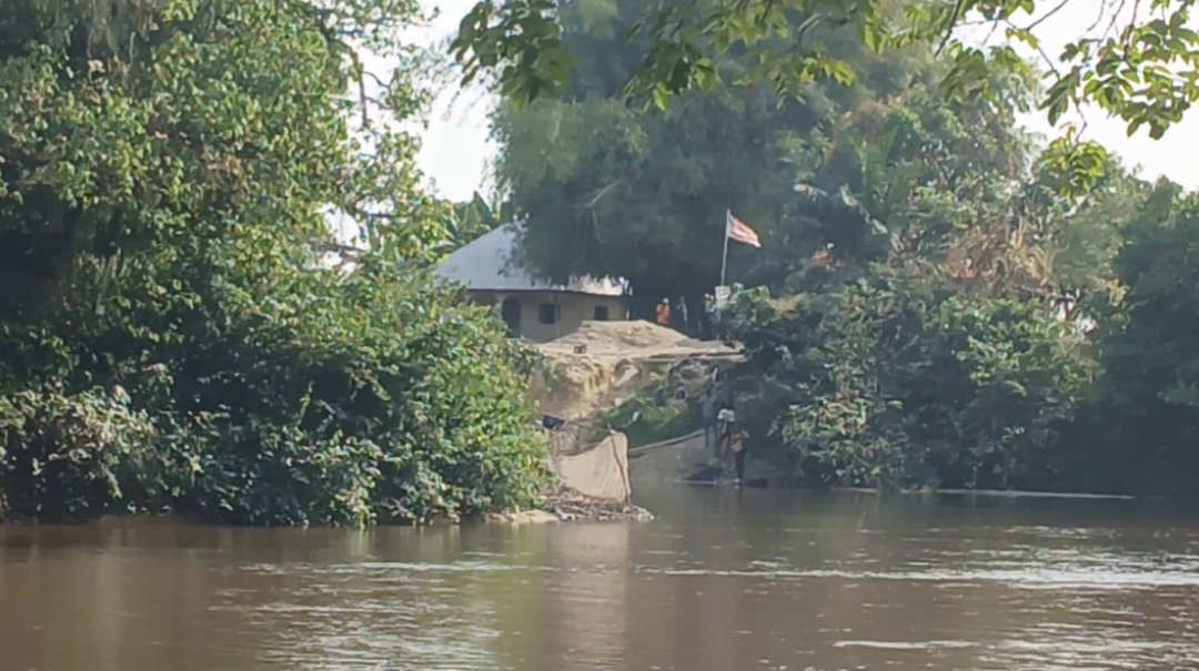 Frontière Guinée–Libéria : le retrait du drapeau libérien à Kiéssènèye apaise les tensions
