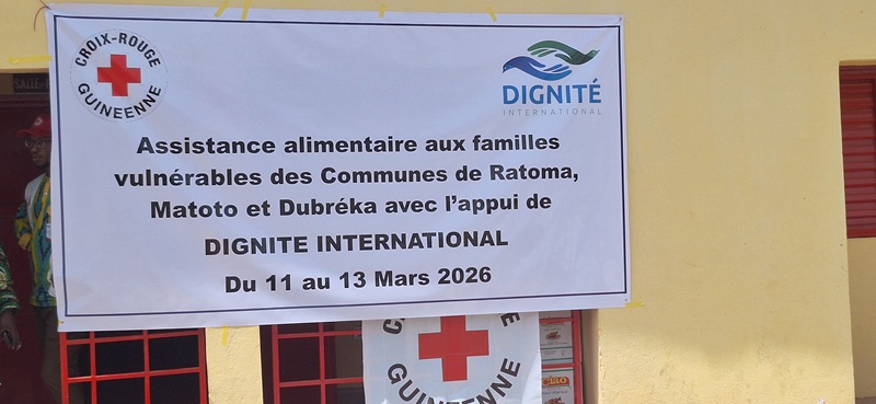 Ratoma : la Croix-Rouge guinéenne et l’ONG Dignité International lancent une campagne de solidarité en faveur des ménages vulnérables La Croix-Rouge guinéenne, en partenariat avec l’ONG Dignité International, a procédé ce mercredi 11 mars 2026 au lancement officiel d’une campagne de distribution de denrées alimentaires dans la commune de Ratoma. Cette initiative humanitaire vise à apporter un soutien concret aux ménages les plus vulnérables, particulièrement en cette période du mois saint de Ramadan, symbole de partage, de solidarité et de compassion. La cérémonie de lancement a réuni plusieurs responsables humanitaires, autorités locales et acteurs communautaires venus saluer cette action destinée à soulager les familles en difficulté. Dans son intervention, le président national de la Croix-Rouge guinéenne, Youssouf Traoré, a rappelé l’importance de cette initiative qui s’inscrit dans le cadre du projet d’Aide alimentaire initié par l’ONG Dignité International. Selon lui, cette campagne illustre l’engagement constant des partenaires humanitaires en faveur des populations vulnérables. « En ce mois saint de Ramadan, période de spiritualité, de partage et de solidarité, il est essentiel de rappeler que les valeurs de compassion et de générosité doivent guider nos actions. Cette initiative permettra à de nombreuses familles de vivre ce moment dans la dignité », a-t-il souligné. Au total, 1 060 colis alimentaires seront distribués aux ménages identifiés dans les communes de Ratoma, Matoto et Dubréka. Chaque colis comprend 50 kilogrammes de riz, 5 litres d’huile végétale et 5 kilogrammes de sucre, des denrées essentielles destinées à soutenir les familles durant cette période. Pour Elhadj Toumany Keita, responsable du partenariat et du développement organisationnel et point focal du projet à la Croix-Rouge guinéenne, cette campagne représente avant tout un geste de solidarité envers les communautés les plus fragiles. « Cette assistance humanitaire cible les ménages les plus vulnérables. Pour cette première étape à Ratoma, 434 ménages bénéficieront de cet appui à travers plusieurs mosquées et quartiers de la commune. Nous remercions vivement l’ONG Dignité International pour la confiance accordée à la Croix-Rouge guinéenne dans la mise en œuvre de cette initiative », a-t-il expliqué. Partenaire de la Croix-Rouge guinéenne, la Croix-Rouge française a également salué cette action. Son coordinateur de programme en Guinée, Adama Koussé, estime que ce type d’initiative renforce les liens de solidarité et traduit un engagement humanitaire concret en faveur des communautés. Les autorités religieuses locales ont, elles aussi, exprimé leur satisfaction. Le secrétaire général de la Ligue islamique communale de Ratoma, Elhadj Alpha Moussa Diallo, s’est réjoui de cette action qui vient soutenir de nombreuses familles pendant le mois saint de Ramadan. La campagne de distribution de vivres se poursuivra dans les communes de Matoto et Dubréka les 12 et 13 mars 2026, afin de toucher davantage de ménages vulnérables et de renforcer l’élan de solidarité envers les populations dans le besoin.