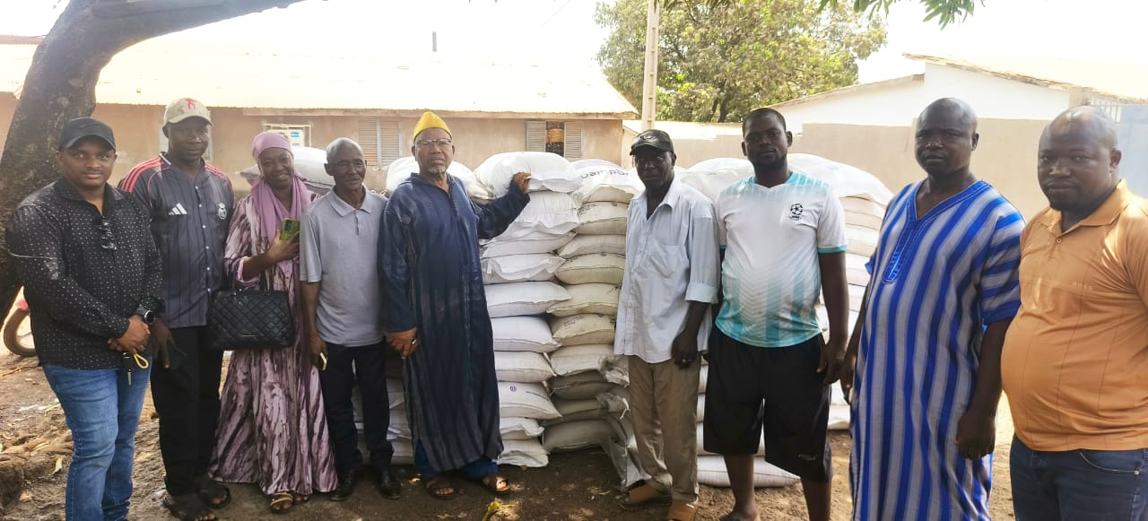 Ciments de Guinée distribue des denrées alimentaires aux quartiers environnants pour le Ramadan