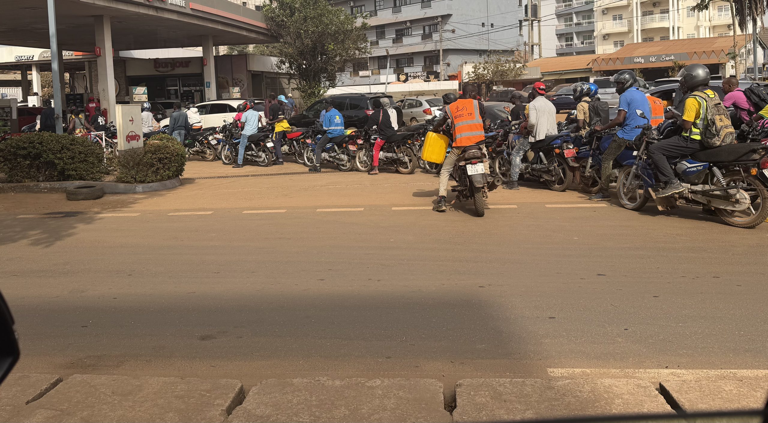 Conakry : la ruée vers les stations-service, symptôme d’une psychose plus que d’une pénurie
