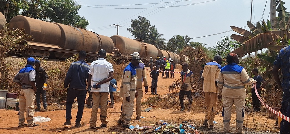 Dubréka : un train de Rusal déraille et provoque une fuite de produit chimique