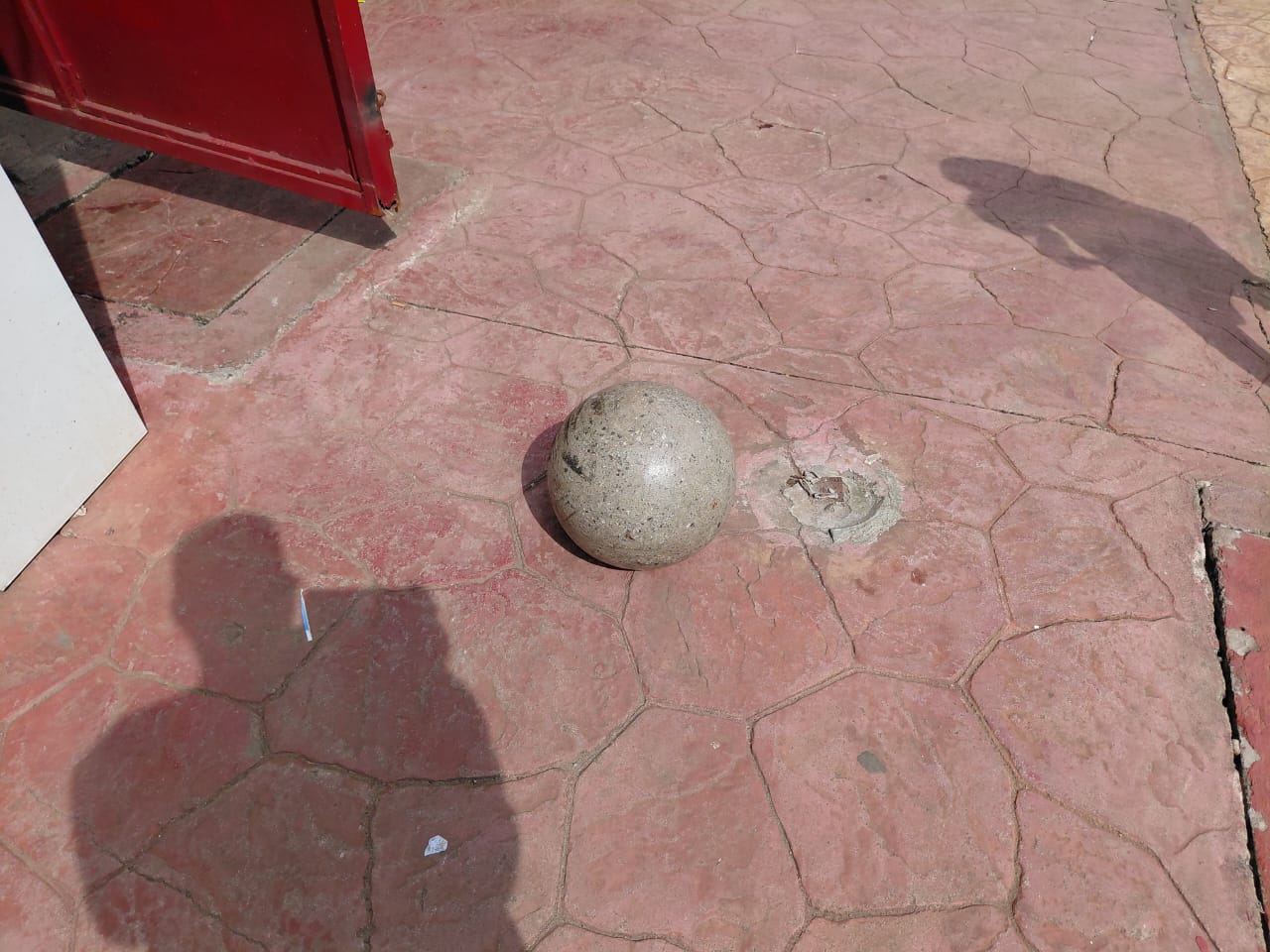 L’œil de Guinéenews : combien de temps reste-t-il encore pour ces boules décoratives qui agrémentent les trottoirs rénovés de Kaloum ?