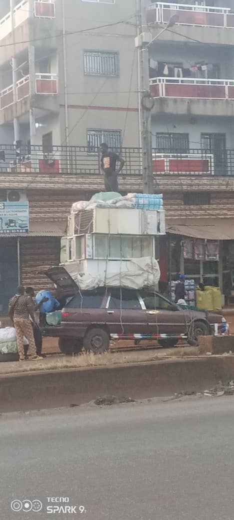 L’œil de Guinéenews : des bagages dont la hauteur atteint le premier palier de l’immeuble en face !